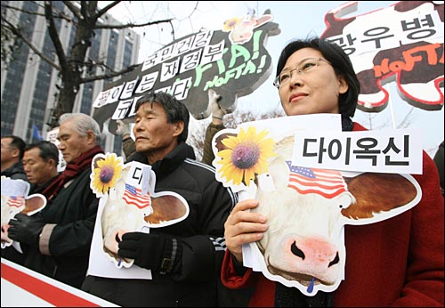 지난해 12월 22일 한미FTA 저지 범국민운동본부는 미국산 수입 쇠고기에서 뼛조각에 이어 다이옥신까지 검출되자 세종로 정부중앙청사 앞에서 미국산 쇠고기 수입 전면 중단을 촉구하는 기자회견을 열었다. 